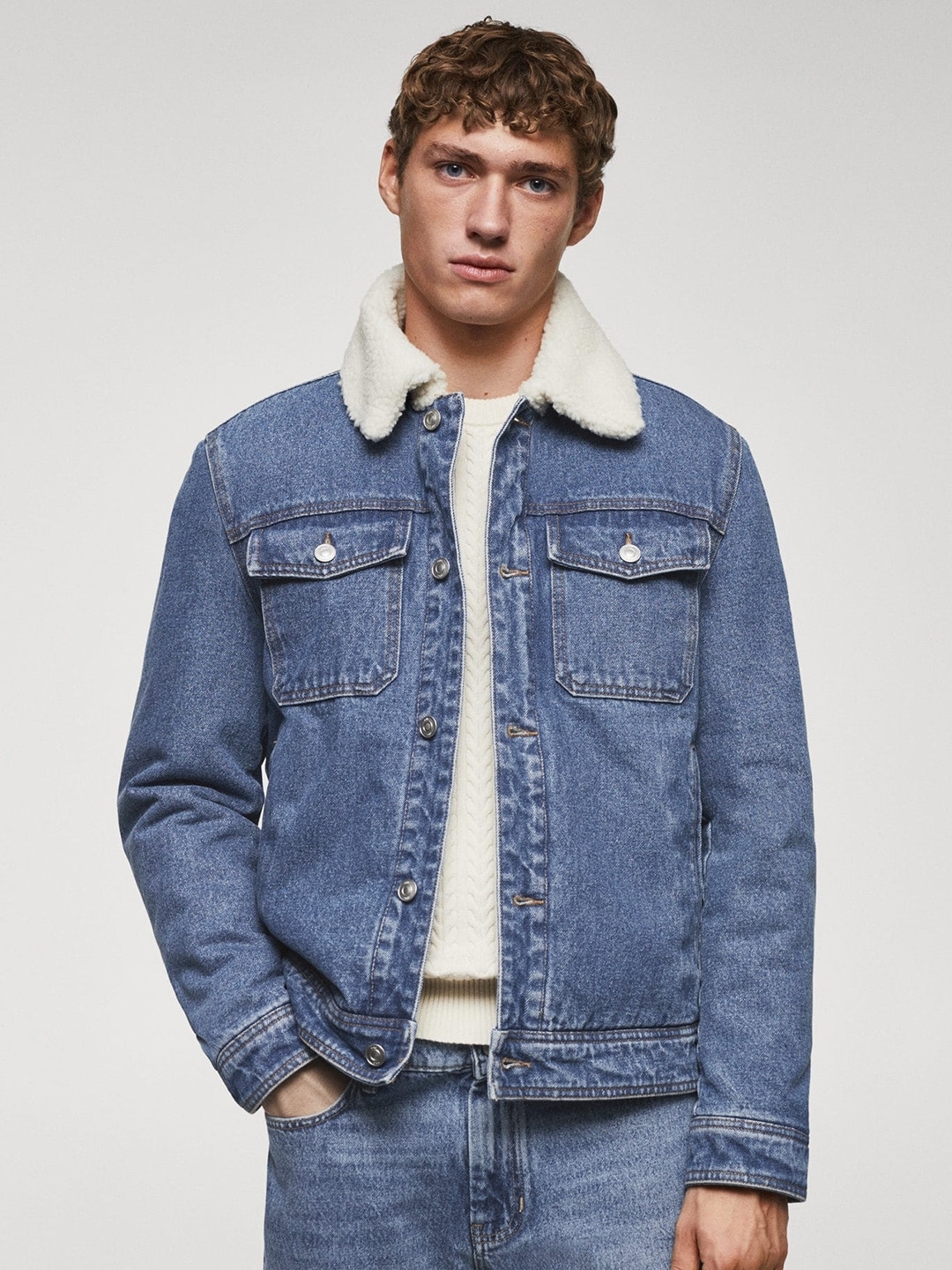 Fur Trim Denim Jacket A Fashionable and Versatile Piece for Any Wardrobe