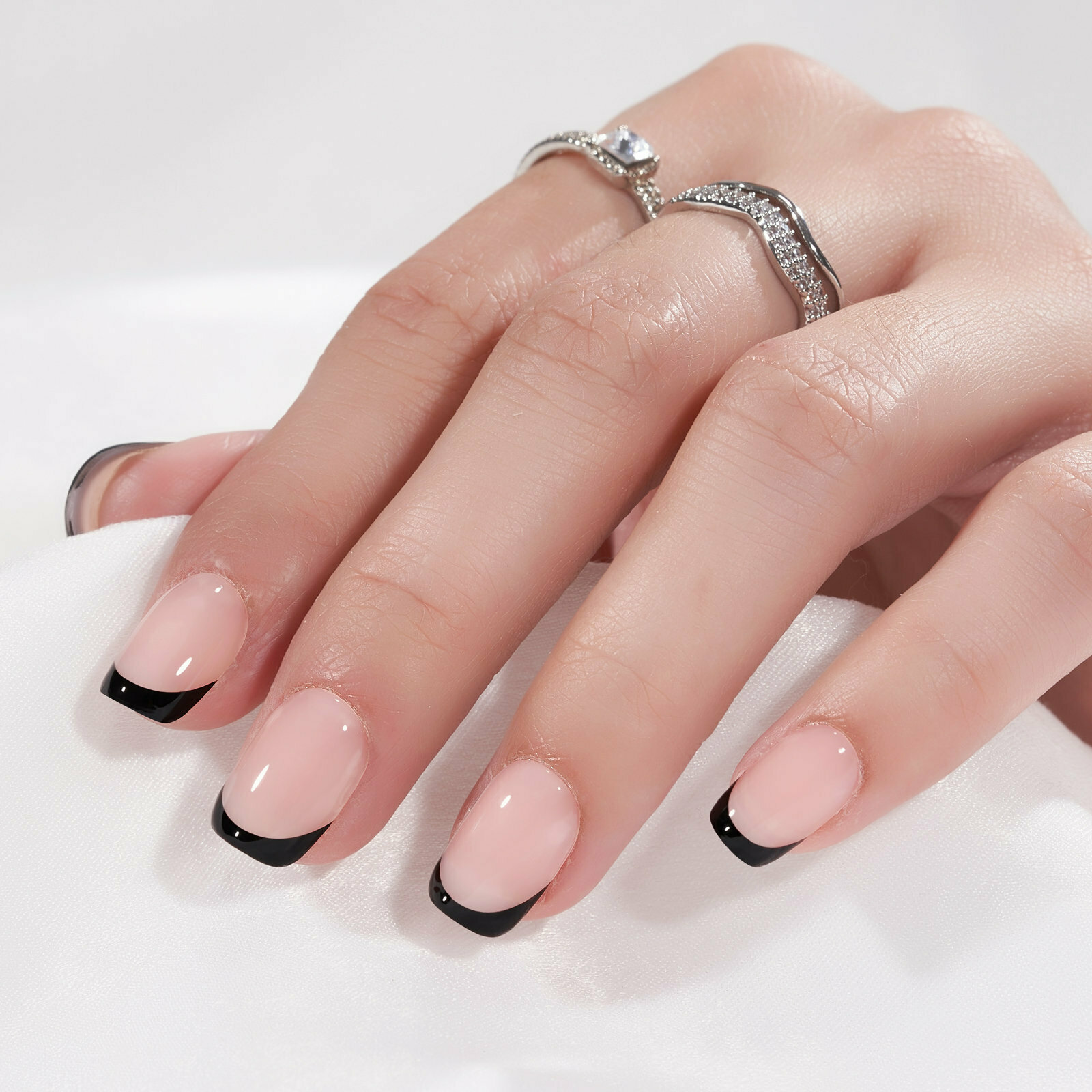 short-french-tip-nails-with-design-the-perfect-combination-of-elegance-and-creativity-65abd9af7ee0a.jpg