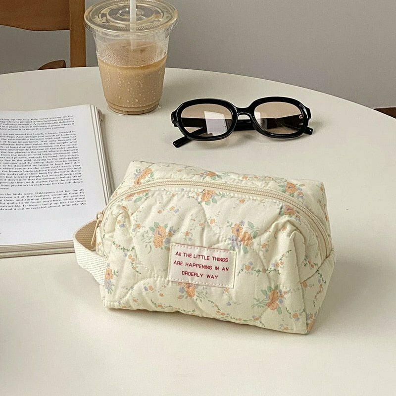 "Y2K & 90s Fashion Flower Quilted Makeup Bag - Retro Grunge, Pastel Goth, Summer V